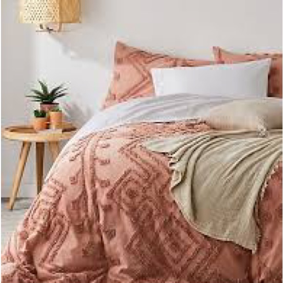 Distinctly home Queen Duvet cover and fitted bed sheets - Picture 1 of 5